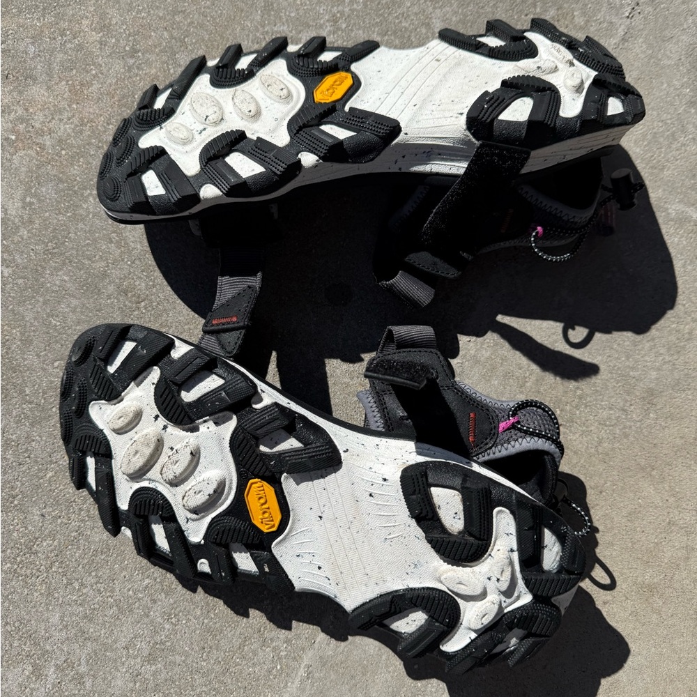 Merrell Women’s Black and Gray Outdoor Sandals Charcoal Vibram Sole 8 - Picture 3 of 6